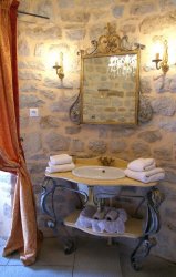 location chateau salle de bain chambre Louis XIII Les chambres du château